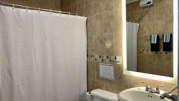 Douche, sèche-cheveux, serviettes fournies, savon