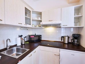 Réfrigérateur, micro-ondes, batterie de cuisine, vaisselle et ustensiles