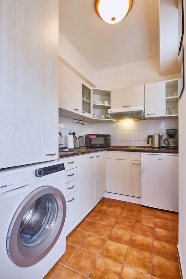 Réfrigérateur, micro-ondes, batterie de cuisine, vaisselle et ustensiles