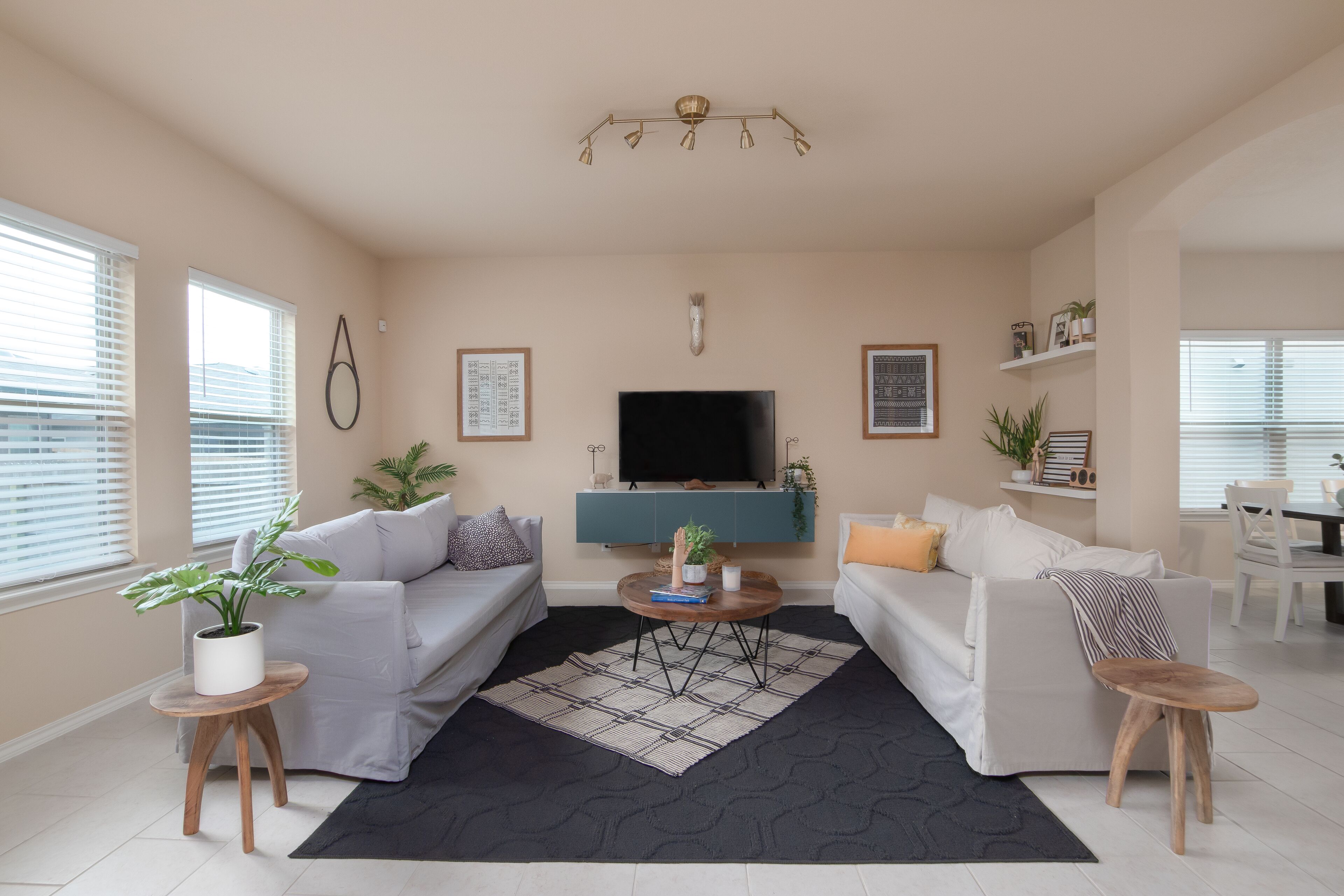 Spacious Retreat Home 5mi to dwtn, stocked kitchen, covered patio, nearby dining