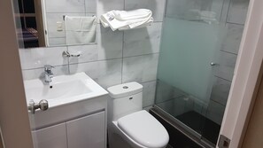 Secadora de cabello, toallas, jabón, shampoo 