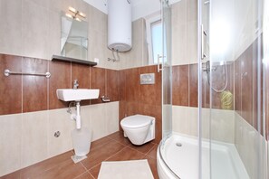 Douche, séchoir à cheveux, serviettes fournies, savon