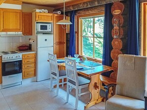 Fridge, microwave, dishwasher, cookware/dishes/utensils