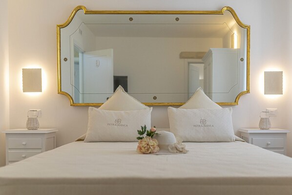 1 quarto, cofres nos quartos, escrivaninha, berço de viagem