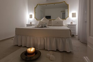 1 quarto, cofres nos quartos, escrivaninha, berço de viagem