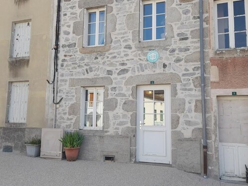Maison en pierres rénovée avec patio à Ferrières-sur-Sichon