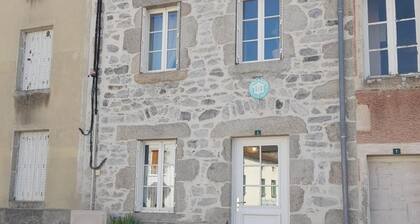 Maison en pierres rénovée avec patio à FerriÚres-sur-Sichon
