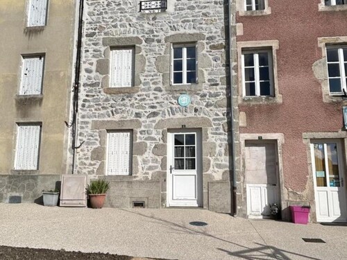 Maison en pierres rénovée avec patio à Ferrières-sur-Sichon