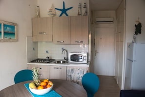 Microwave, cookware/dishes/utensils
