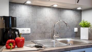 Jääkaappi, mikroaaltouuni, uuni, liesi