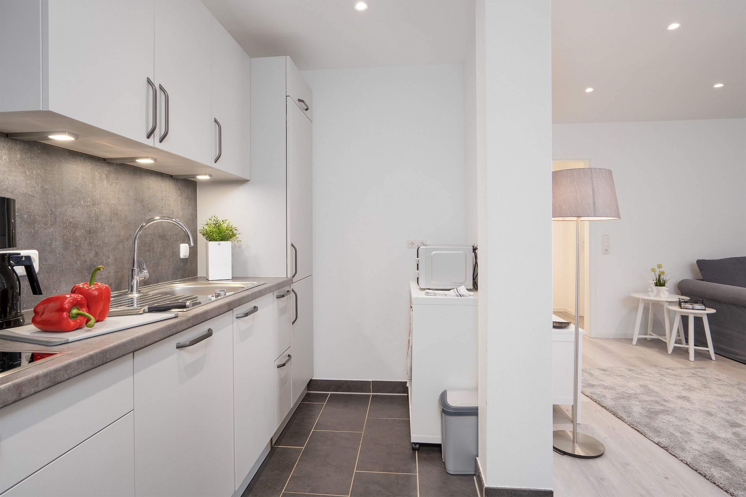 Kjøleskap, mikrobølgeovn, ovn og kokeplater