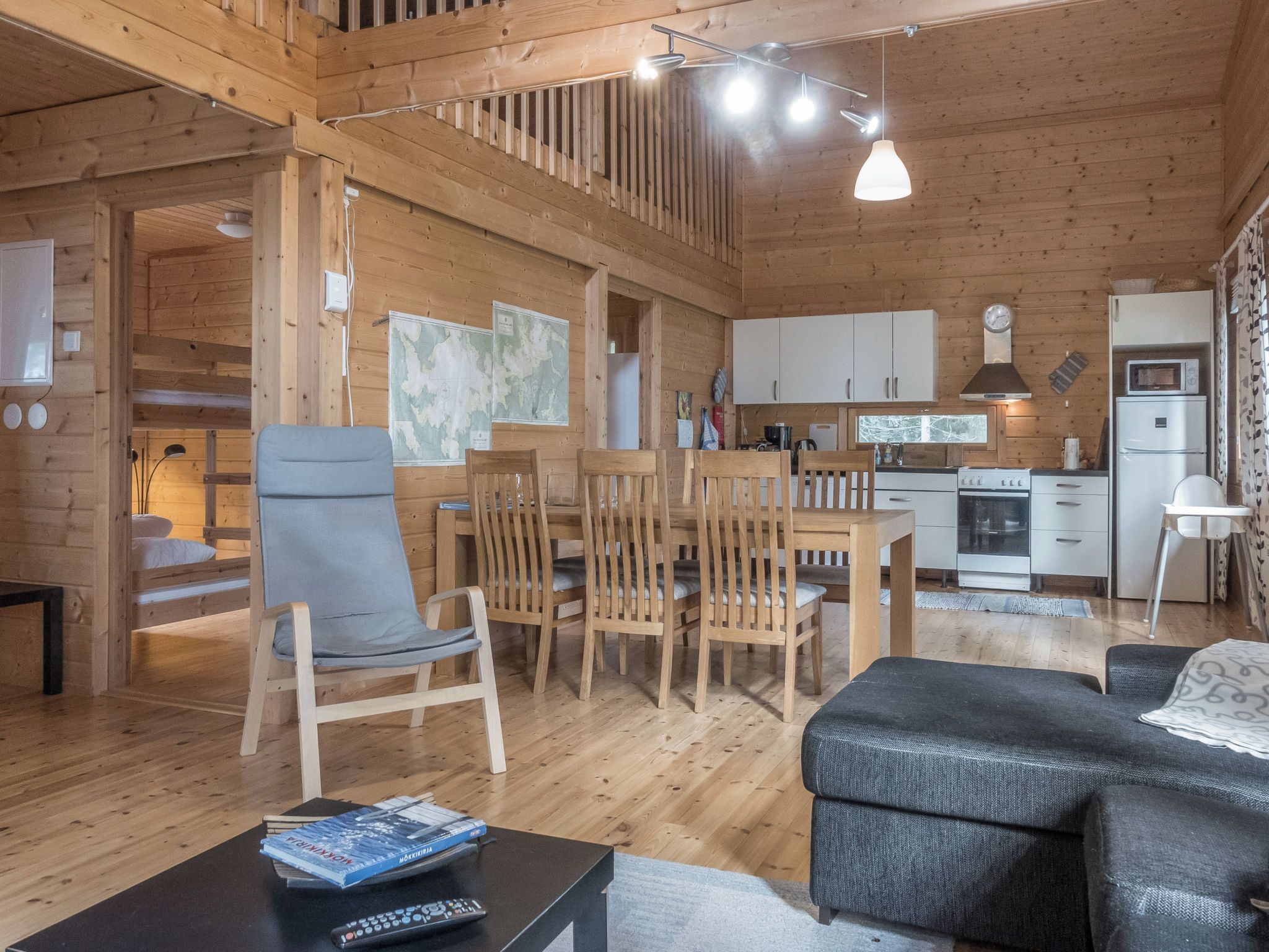 Ein gemütliches Blockhaus-Interieur mit Essbereich, Küche und Sitzgelegenheiten.
