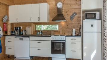 Køleskab, mikrobølgeovn, opvaskemaskine, køkkentøj/tallerkener/redskaber