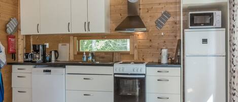 Refrigerador, microondas, lavavajillas, utensilios de cocina