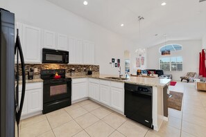 Townhome, 4 Bedrooms | Private kitchen