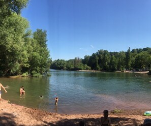 Una spiaggia nelle vicinanze, teli da spiaggia