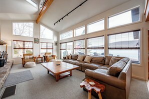 電視、壁爐、DVD 播放機、足球機