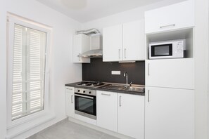 Kühlschrank, Mikrowelle, Ofen, Herdplatte