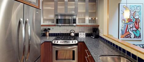 Fridge, oven, stovetop, coffee/tea maker