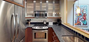 Kühlschrank, Ofen, Herdplatte, Wasserkocher mit Kaffee-/Teezubehör