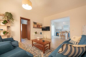 智能电视、DVD 播放器、书、音乐库