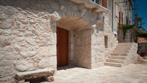 Exterior detail - Nautilus-Bay Stonehouse - Luxurious stonehouse in old village Zavala, sleeps 7 (Zavala, Jelsa)
