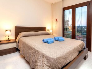 4 bedrooms, desk, iron/ironing board, WiFi