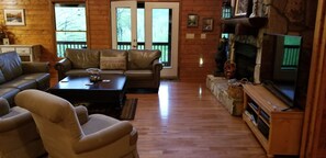 Smart TV, caminetto, lettore DVD, videoteca