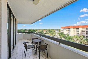 Outdoor dining - Condo Overlooking Clam Bay | Pool & Beach Access (Marco Island)
