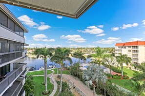 Property grounds - Condo overlooking Clam Bay w/ pool & beach access (Marco Island)