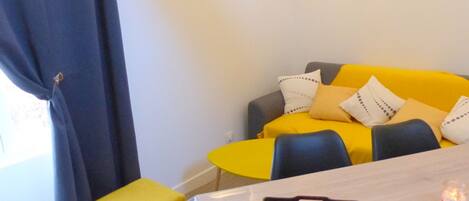 Televisión y chimenea