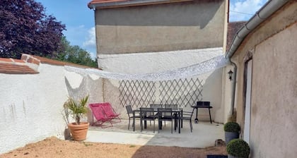Casa típica con encanto escandinavo cerca de Vichy, ideal para familias con terraza y jardín