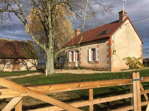 Renovated contemporary cottage with garden and pets allowed