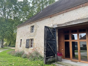 Exterior detail - Restored Shepherd's Hut, Pets Allowed (Sauvagny)