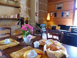 Dining - Restored Shepherd's Hut, Pets Allowed (Sauvagny)