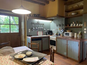 Fridge, microwave, dishwasher, coffee/tea maker - Restored Shepherd's Hut, Pets Allowed (Sauvagny)