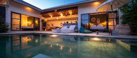 Una piscina al aire libre
