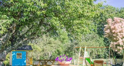 Gßte familial en Auvergne avec jardin, ping-pong, proche stations thermales, animaux acceptés