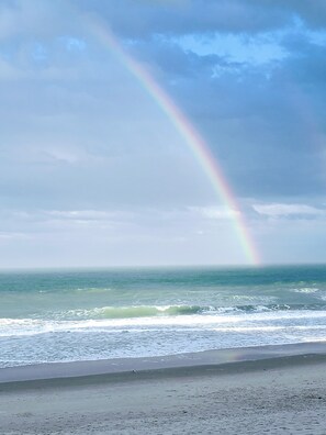 Sulla spiaggia, lettini da mare, teli da spiaggia
