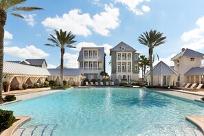 Alberca al aire libre y alberca climatizada