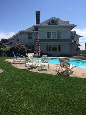 Een verwarmd zwembad