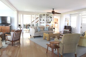 Een smart-tv, boeken en een printer