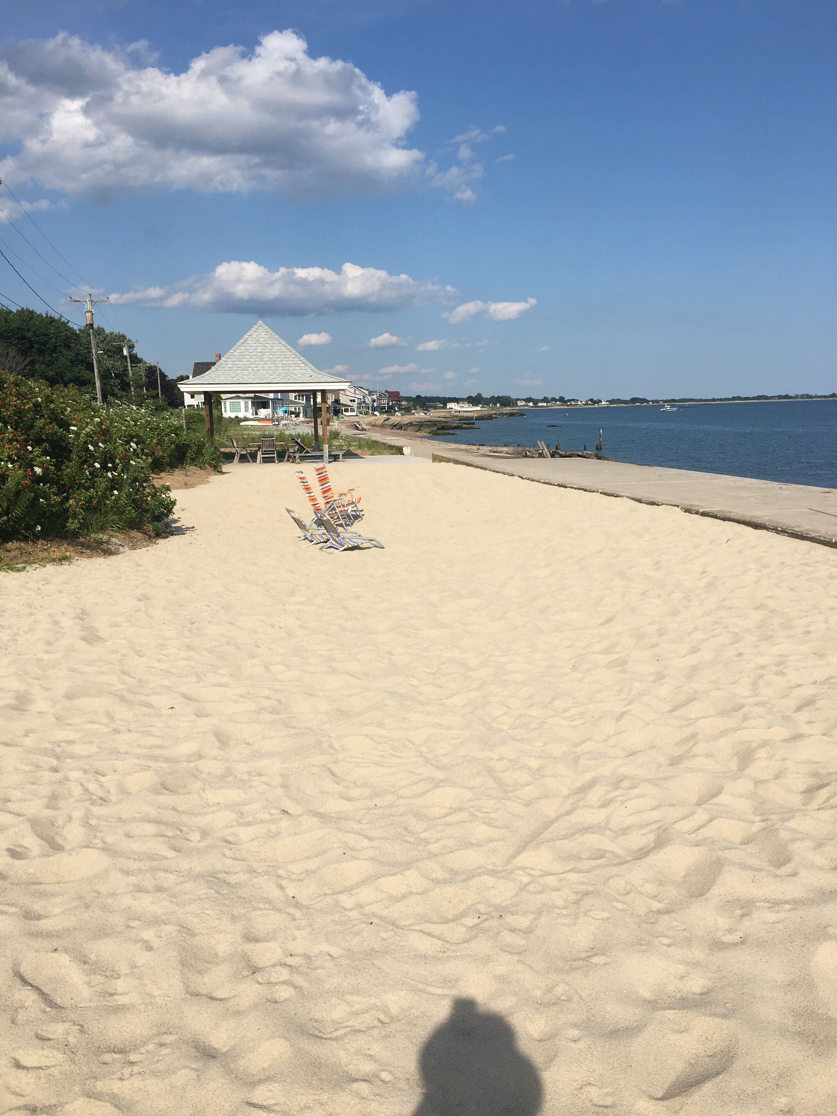 En la playa, camastros y toallas de playa 