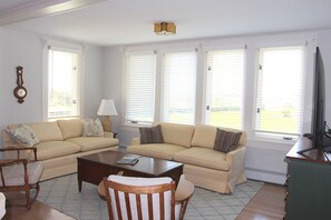 Een smart-tv, boeken en een printer