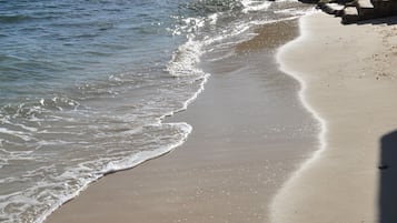 Plage, chaises longues, serviettes de plage