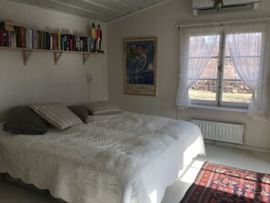 4 slaapkamers, een strijkplank/strijkijzer, internet, beddengoed