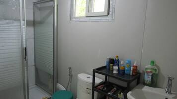 Een douche, handdoeken, zeep, shampoo