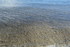 På stranden