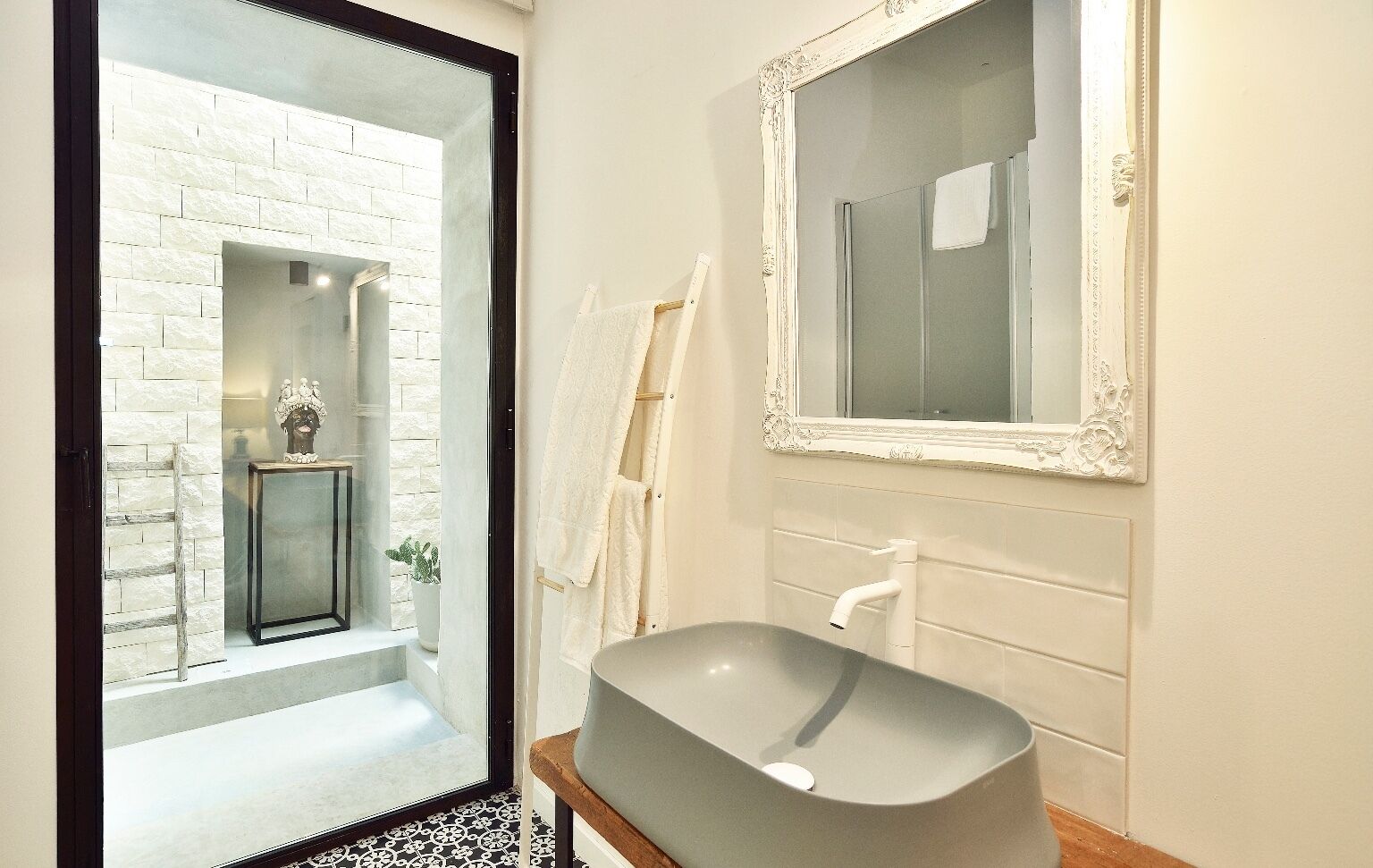 Doccia, vasca idromassaggio, asciugacapelli, bidet