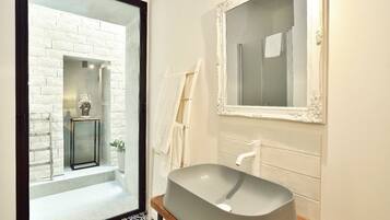 Doccia, vasca idromassaggio, asciugacapelli, bidet